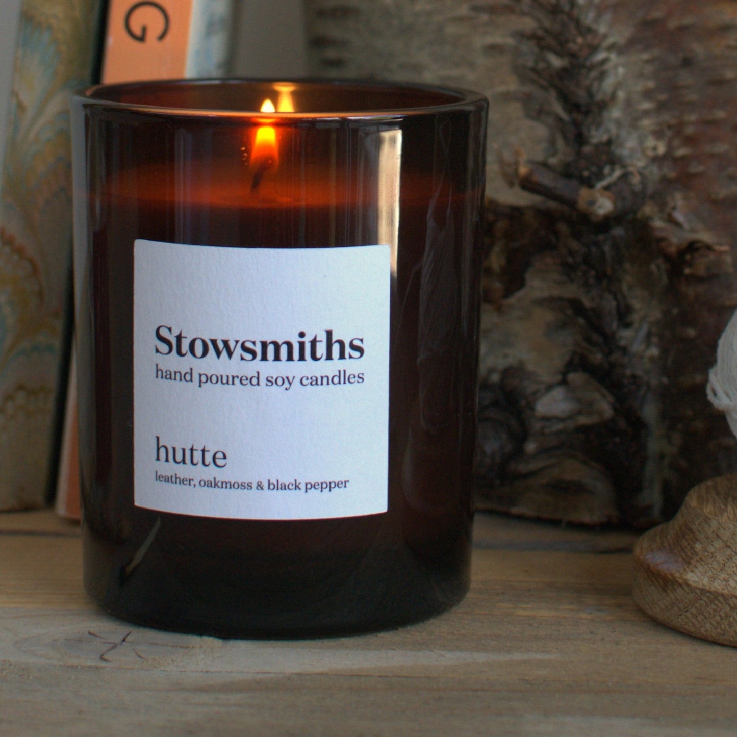Hutte Candle (leather, oakmoss & black pepper)